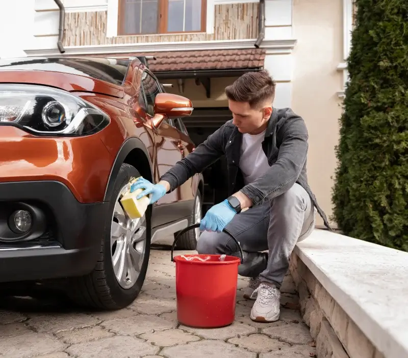 Lavage auto à domicile Autrans-Méaudre en Vercors : professionnel intervenant sur un véhicule